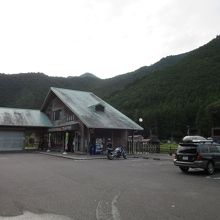 黒カビなのか屋根が黒ずんでおり廃屋の様な佇まい