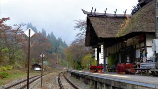 日本で2つしかない茅葺きの駅舎