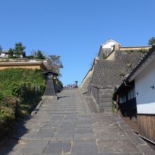 酢屋の坂全景　右は綾部味噌の白壁、その先の石垣は大原邸(10