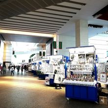 2階　ワゴンショップが立ち並んでいる様子