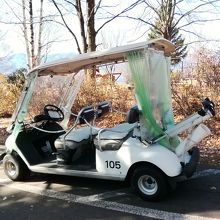 山頂までは自動運転のカートで登っていく