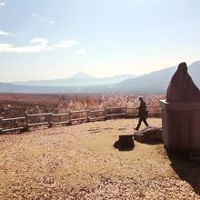 山頂の展望台からは霊峰富士が拝める