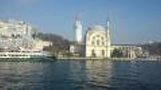 ボスポラス海峡に面して建つかわいいジャーミィ