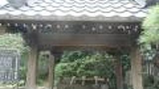 欄間に彫られた、佃島を描写した彫刻が見事