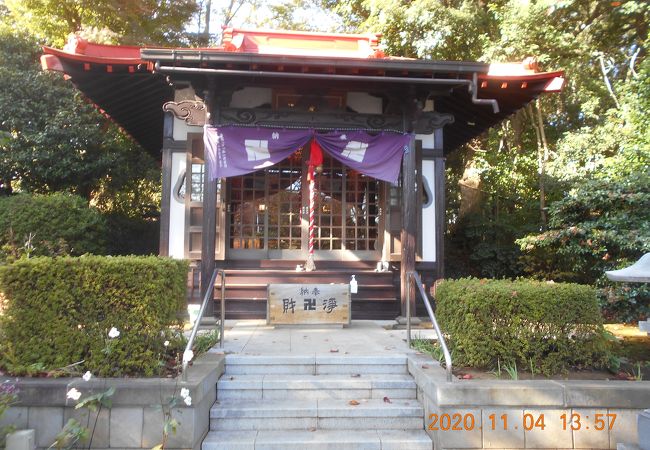 保土ケ谷宿と戸塚宿の境の急な坂の上の小高いところにあります。