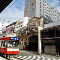 電車は駅から出たところです。徒歩１分