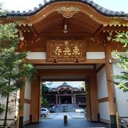 気軽に立ち寄れる雰囲気の立派なお寺でした