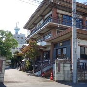 駅に近い現代的な建築のご本堂を持つお寺