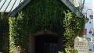 緑に覆われた可愛らしい教会