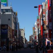 駅前のにぎわう繁華街