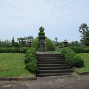 殉教公園の小山に建っています