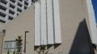 現代的で直線的な教会は印象的でした