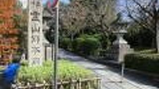 人通りの多い坂の途中に