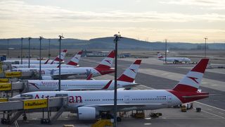 屋上の広い展望台からは、自然豊かな景色と飛行機を楽しめる