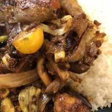 ライスの皿にカレーを半分ほど移した