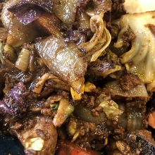 残りのカレーを全部ライス皿に移した…野菜の量が凄い！