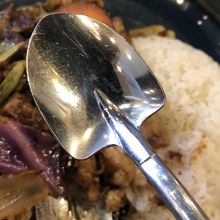 カレースプーンはコレ…シャベル
