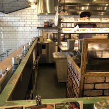 店内のカウンター席、店の奥には大きめのテーブル席がある