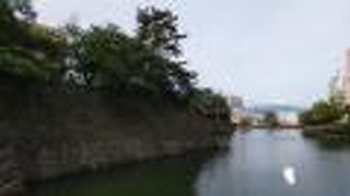 県庁敷地内と周辺に遺構が見られます。