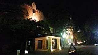 伝統的な建築と千人風呂が特徴