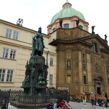 カレル４世の像と聖フランシスコ教会
