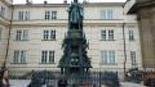 旧市街橋塔の近くの迫力のある像