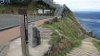 岸壁に沿って遊歩道が整備されている