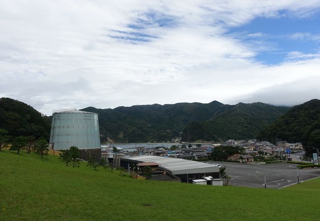 ガラスの原料の産地にちなんだ、ガラスのテーマパーク