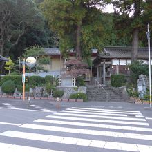 広い駐車場から真木大堂へ入る横断歩道より撮影した真木大堂入口