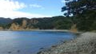 黄金色の岩肌が間近で見られる