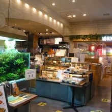 浦和観光案内所の入口の内部の様子です。右奥が観光案内所です。