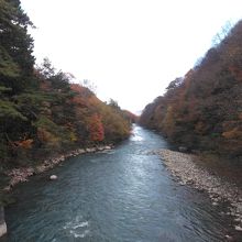 大町ダム下の吊橋からの眺めです。