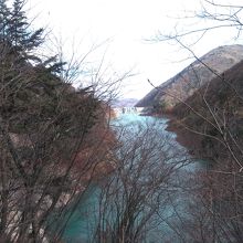 大町ダムから七倉ダムへ行く途中の道路からの眺めです。