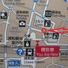 うなこちゃん像は、ＪＲ浦和駅の南側、伊勢丹の前にあります。