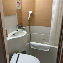 風呂トイレも狭い。特にトイレに腰掛けた時は狭さ際立つ