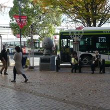 うなこちゃん像は、バスロータリーを背にして、道路上にあります
