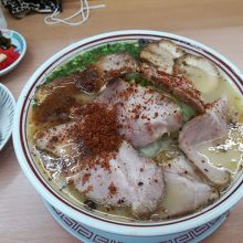 基本はラーメンのみ。トッピングでチャーシューを付けました