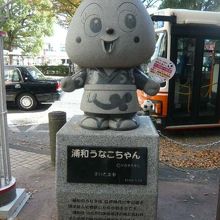 頭でっかちですが、愛くるしい顔を強調するための人形です。