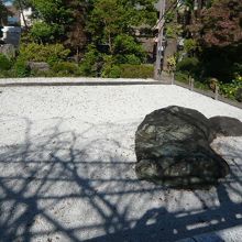 玉蔵院の本堂の前には、白色の玉砂利を敷いた庭があります。