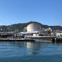 左・帆船、右・乗り場！