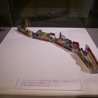 障害者の美術作品を展示し、心温まる雰囲気を工夫してます。