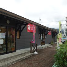 お店の前のバス通りから