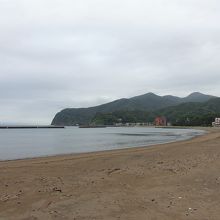 松原公園前の砂浜で