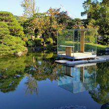 杉本博司『硝子の茶室 聞鳥庵』のある日本庭園