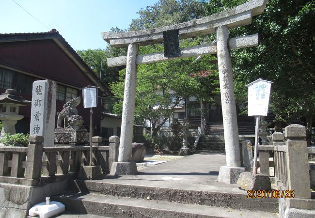 温泉町の守り神様です