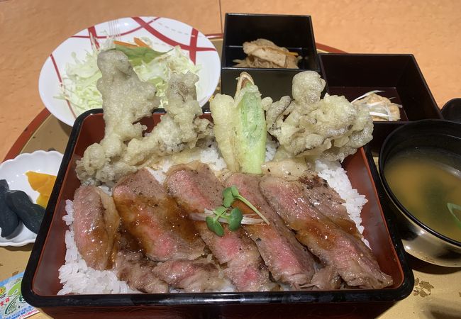 湯畑の目の前に直営店のZENがあります。美味しいお肉が頂けます。