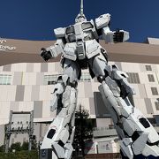 早朝からガンダムの周りには