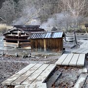 源泉小屋と湿地、温泉寺