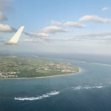 着陸直前、空港周辺の海