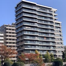 マンションから手を振る人